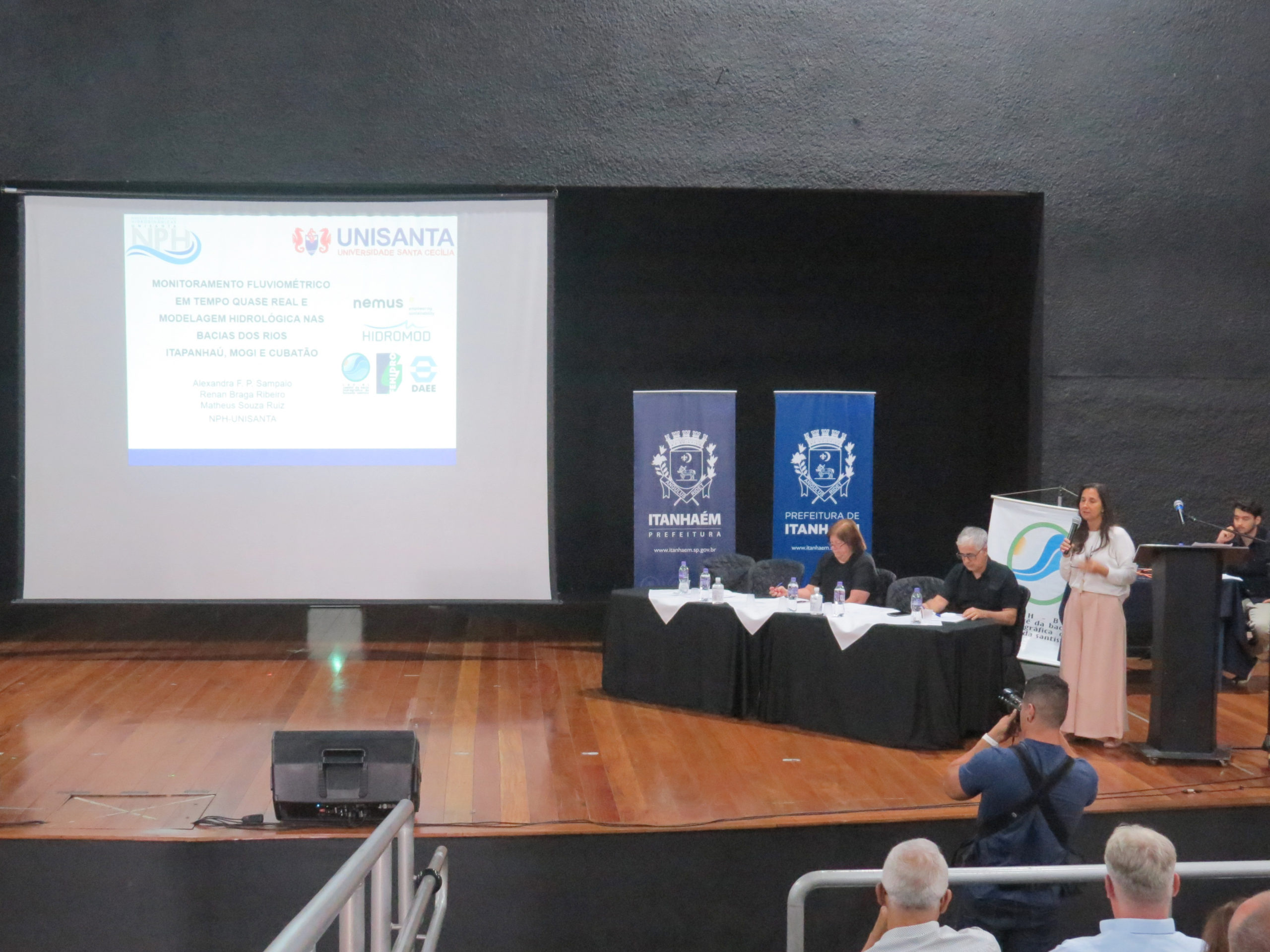 Engª Alexandra Sampaio (Unisanta) apresentou dois projetos: Monitoramento fluviométrico em tempo quase real e Modelagem Hidrológica nas Bacias Hidrográficas do rio Cubatão, e dos rios Mogi e Itapanhaú